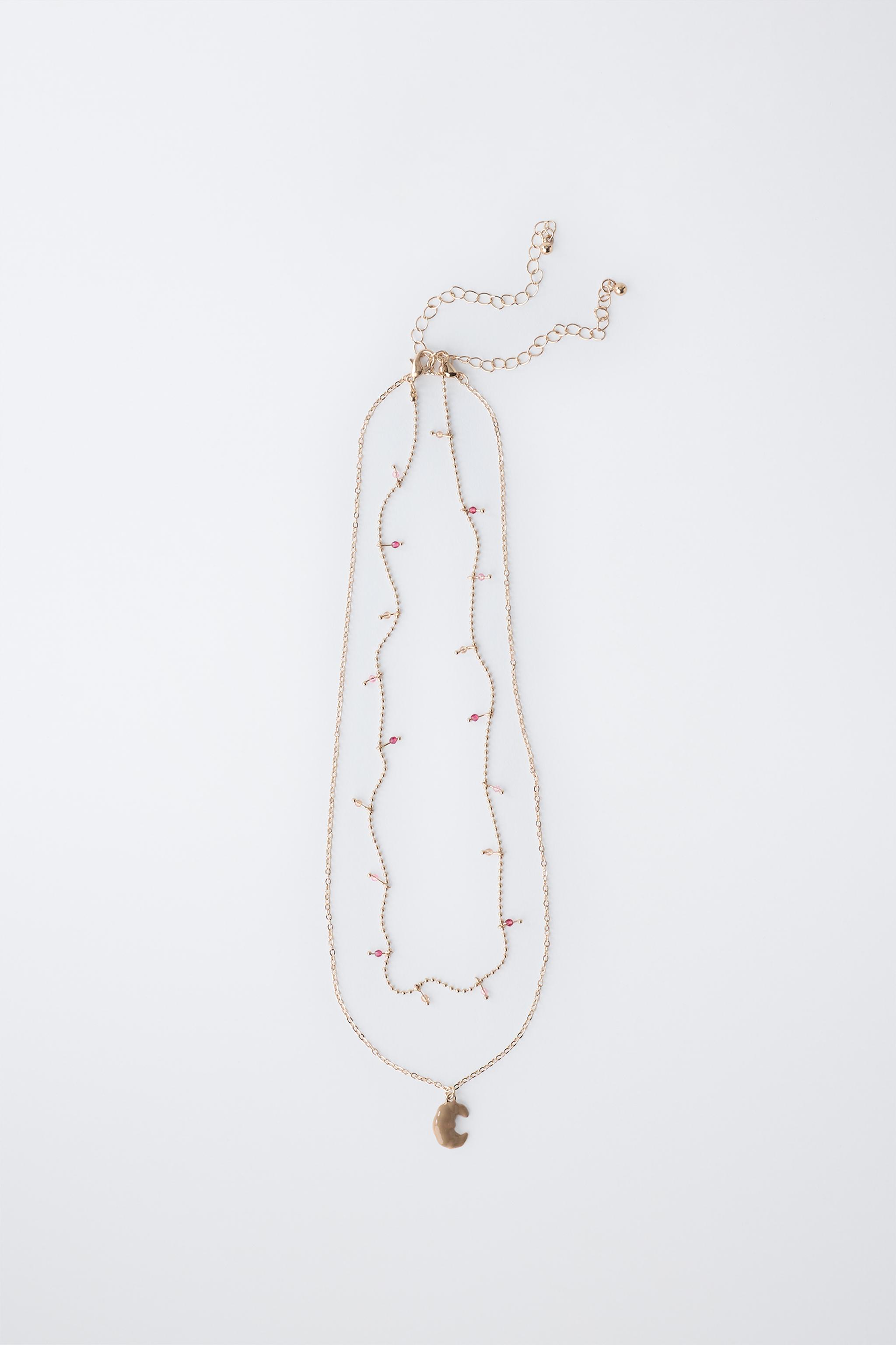 LOT DE DEUX COLLIERS AVEC PENDENTIF CROISSANT